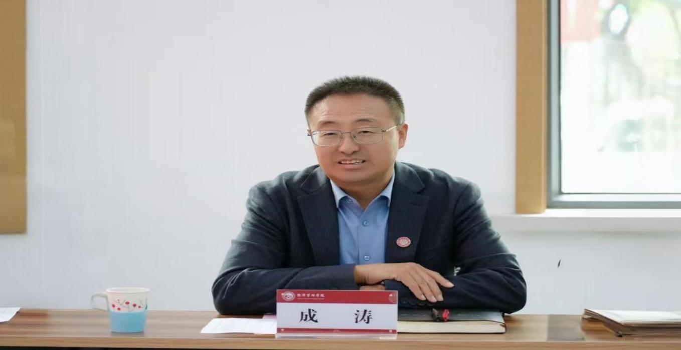 男人坐在桌子前描述已自动生成