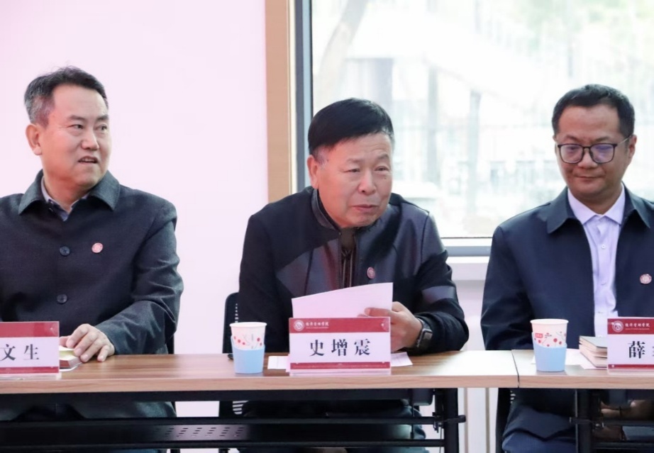 电脑前的人们中度可信度描述已自动生成