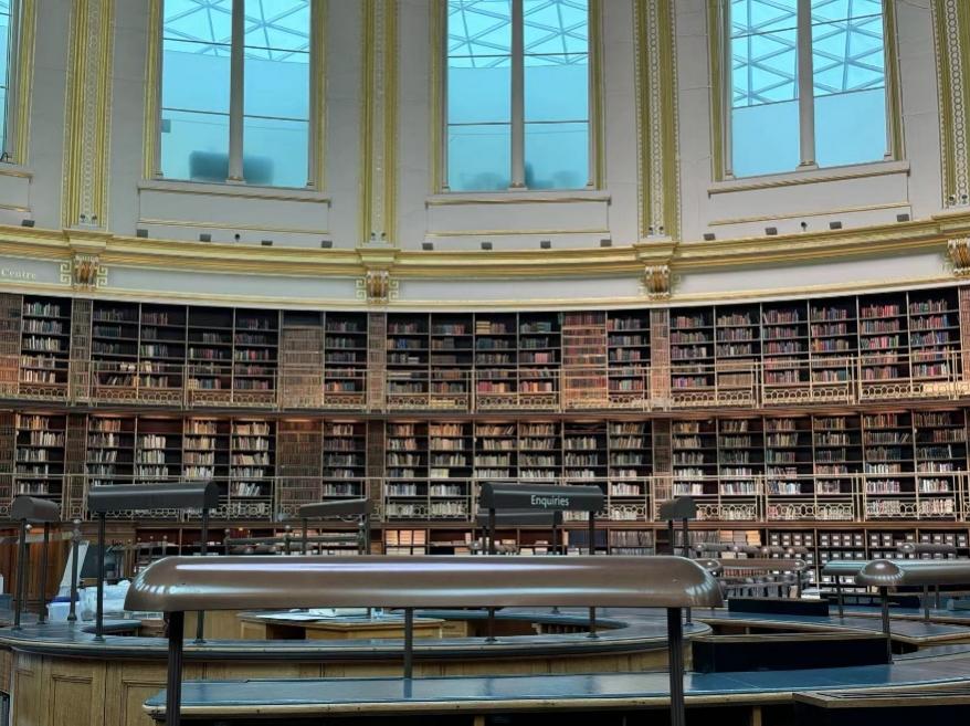 桌子上的图书馆低可信度描述已自动生成