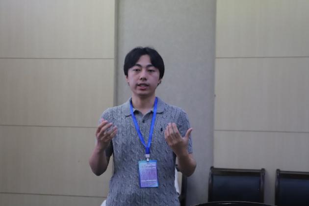 人站在镜子前AI 生成的内容可能不正确。