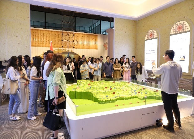 人们站在房间里描述已自动生成