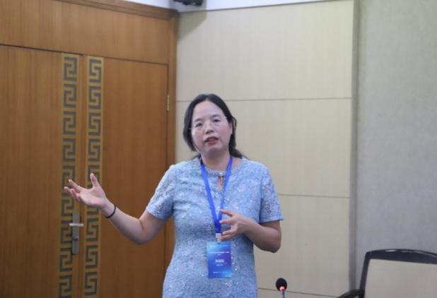 人站在镜子前AI 生成的内容可能不正确。