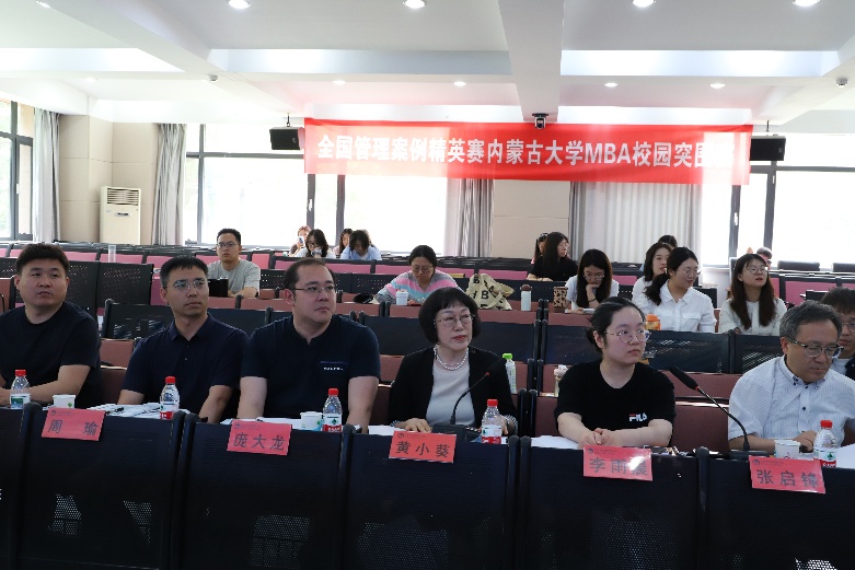 一群人站在屏幕前描述已自动生成,一群男人和女人站在一起描述已自动生成 一群人站在屏幕前描述已自动生成,一群男人和女人站在一起描述已自动生成