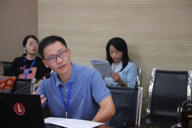 桌子前坐着的人AI 生成的内容可能不正确。