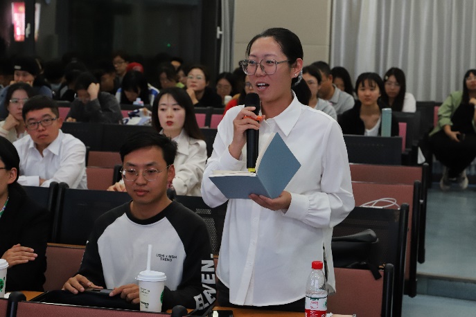 一群人在桌子边描述已自动生成 一群人在桌子边描述已自动生成