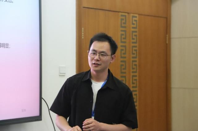 电脑前的人AI 生成的内容可能不正确。