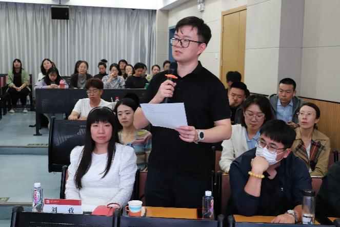 一群人在台上演讲描述已自动生成 一群人在台上演讲描述已自动生成